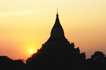 Tramonto nella valle di Bagan